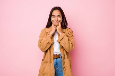 Genç melez Hintli kadın iki seçenek arasında kuşkuya düşmüş..