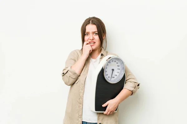 Jonge Bochtige Vrouw Met Een Schaal Bijtende Vingernagels Nerveus Zeer — Stockfoto