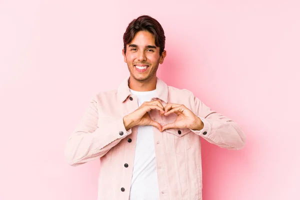 Giovane Uomo Caucasico Posa Uno Sfondo Rosa Isolato Sorridente Mostrando — Foto Stock