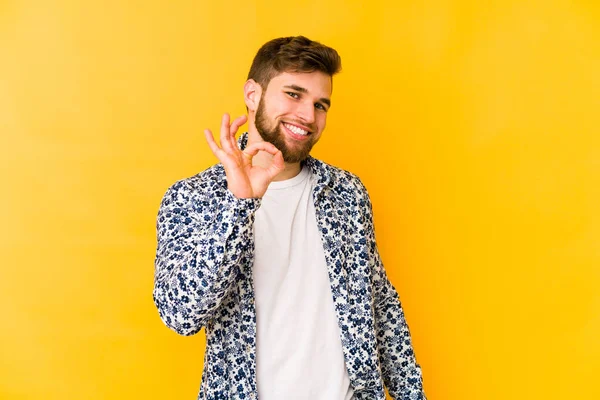 Genç beyaz adam sarı arka planda izole edilmiş neşeli ve kendinden emin..