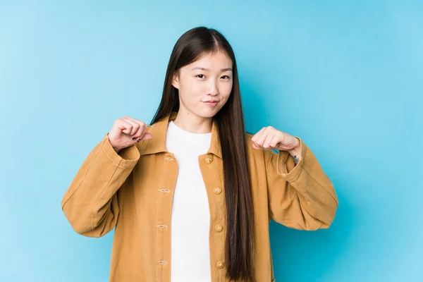 Joven Mujer China Posando Fondo Azul Aislado Siente Orgulloso Seguro —  Fotos de Stock