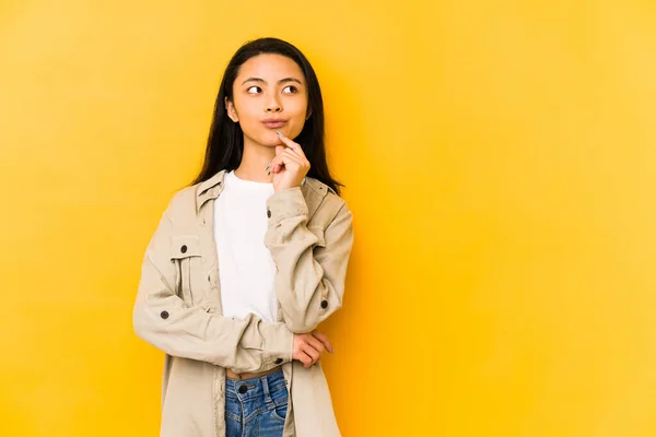 Mujer Joven China Aislada Sobre Fondo Amarillo Mirando Lado Con —  Fotos de Stock