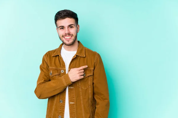 Mladý Pohledný Muž Usmívá Ukazuje Stranou Ukazuje Něco Prázdném Prostranství — Stock fotografie