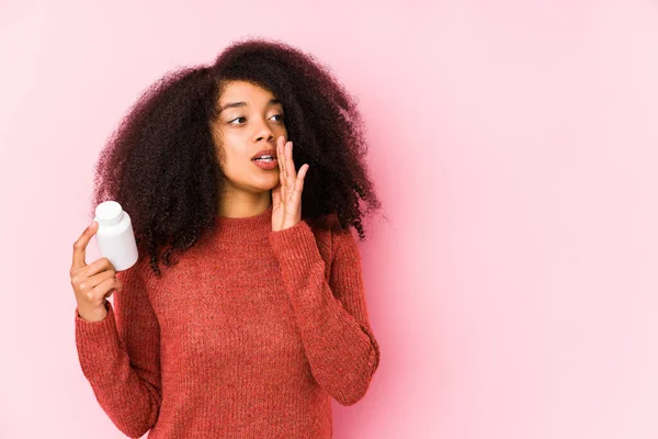 Giovane Donna Afro Con Una Vitamina Isolata Giovane Donna Afro — Foto Stock