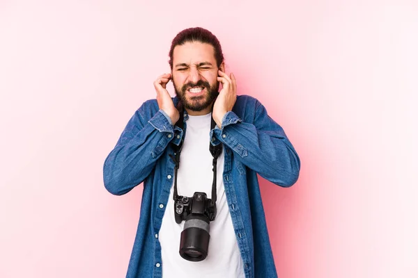 Jovem Fotógrafo Caucasiano Homem Isolado Cobrindo Orelhas Com Mãos — Fotografia de Stock