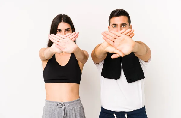 年轻的高加索健身夫妇孤身一人做了一个否认的手势 — 图库照片