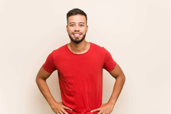 Jonge Zuid Aziatische Man Vol Vertrouwen Handen Heupen Houden — Stockfoto