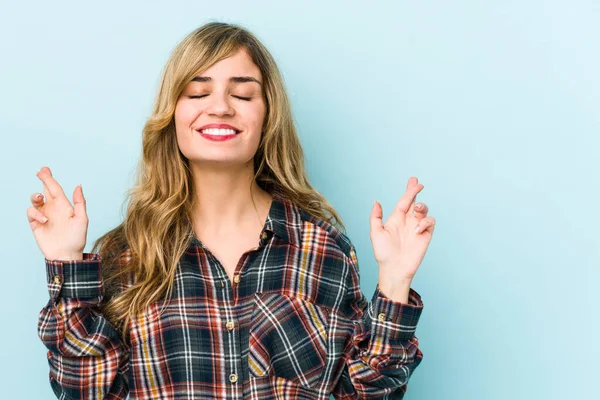 Ung Blond Kaukasiska Kvinna Korsning Fingrar För Att Tur — Stockfoto