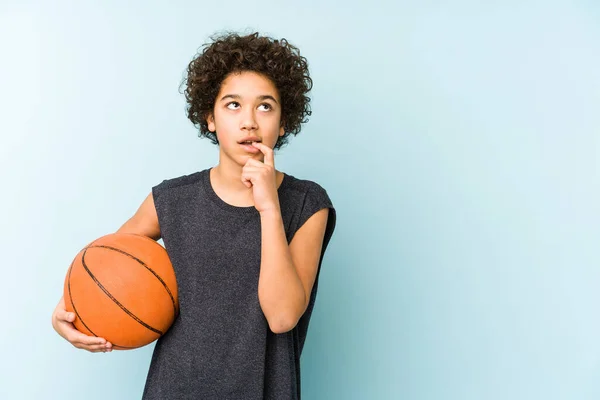 Ragazzo Che Gioca Basket Isolato Sfondo Blu Rilassato Pensando Qualcosa — Foto Stock