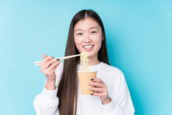 吃面条的年轻日本女人 — 图库照片