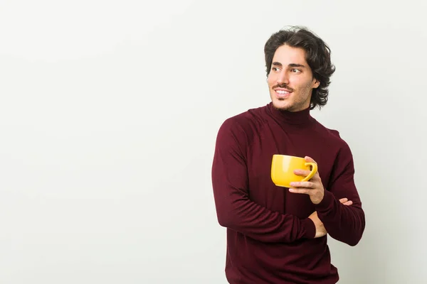Joven Hombre Caucásico Sosteniendo Una Taza Café Sonriendo Confiado Con — Foto de Stock