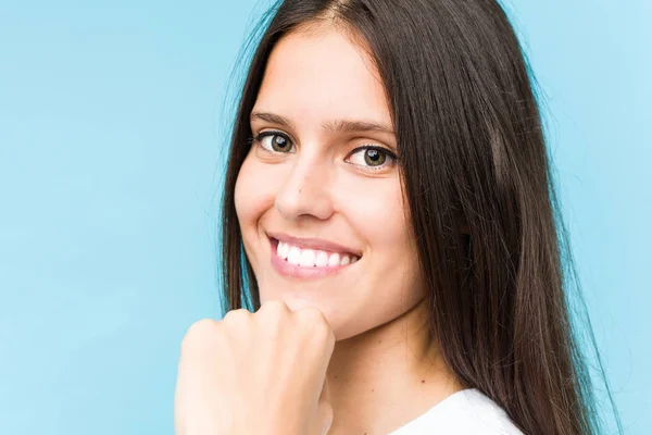 Giovane Ragazza Caucasica Faccia Primo Piano Isolato Uno Sfondo Blu — Foto Stock