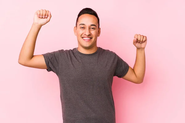 Yooung Lateinischer Mann Posiert Rosa Hintergrund Und Feiert Einen Besonderen — Stockfoto