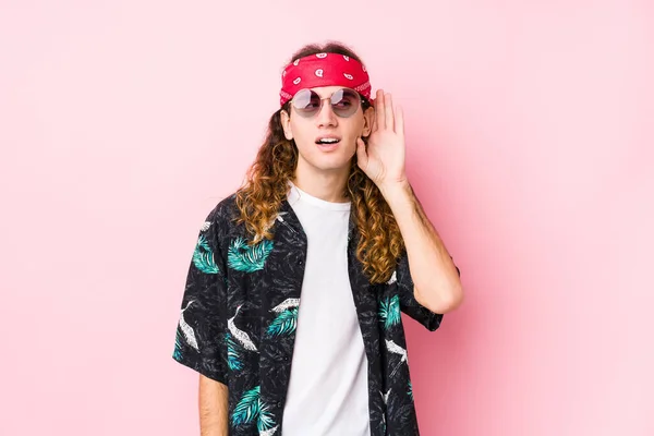 Young Hippie Caucasian Man Isolated Trying Listening Gossip — Stock Photo, Image