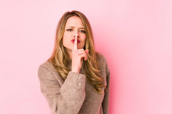 Mujer Joven Caucásica Aislada Sobre Fondo Rosa Guardando Secreto Pidiendo —  Fotos de Stock