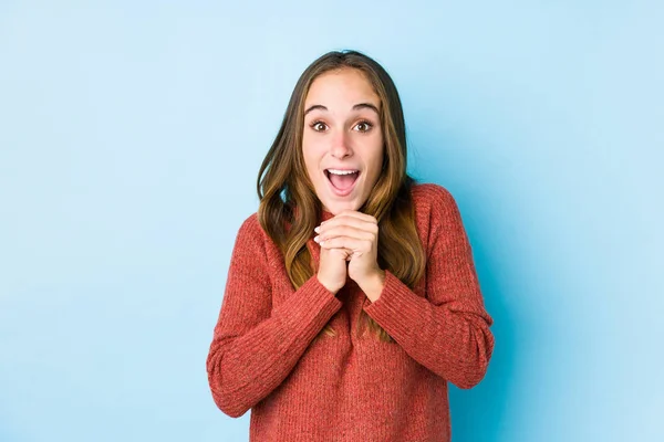 Giovane Donna Caucasica Posa Isolato Pregando Fortuna Stupito Aprendo Bocca — Foto Stock