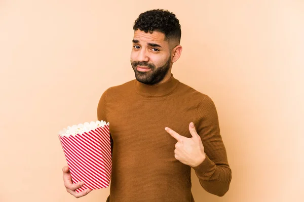 Young Latin Man Holding Pop Corn Isolated Pointing Finger You — Stock Photo, Image