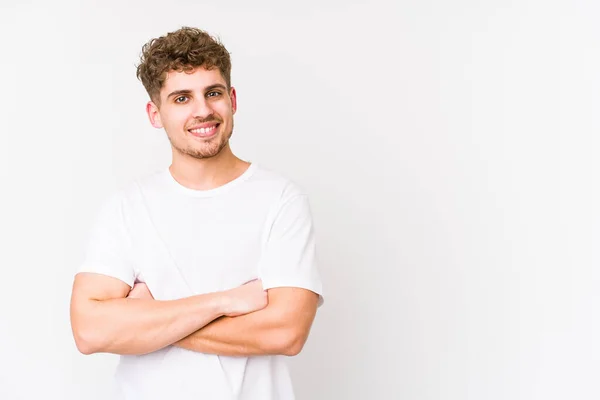 Joven Rubio Rizado Pelo Caucásico Hombre Aislado Sonriendo Confiado Con — Foto de Stock