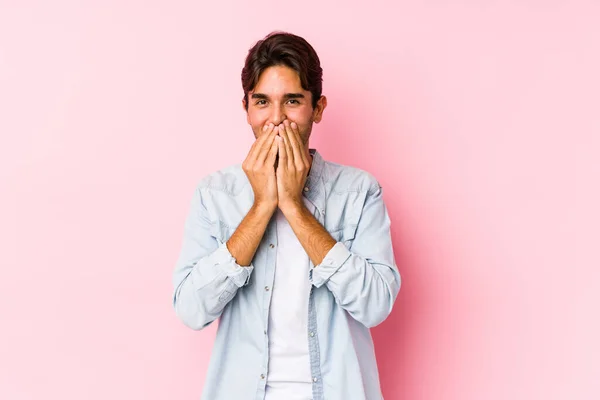 Joven Hombre Caucásico Posando Fondo Rosa Aislado Riendo Algo Cubriendo —  Fotos de Stock