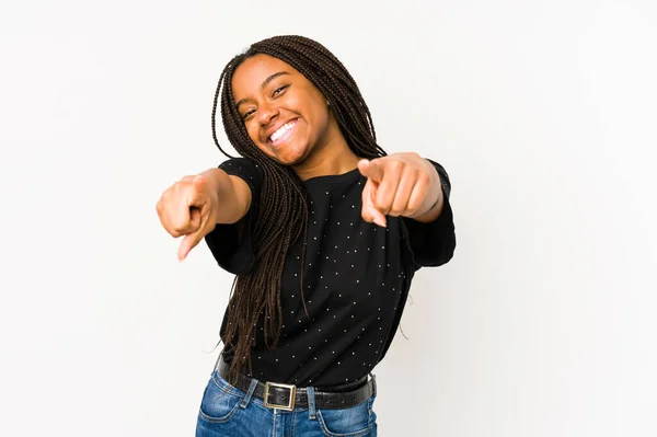 Молода Африканка Американка Ізольована Білому Фоні Радісними Усмішками Вказують Фронт — стокове фото