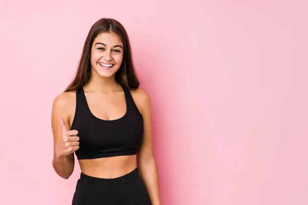 Joven Caucásico Fitness Mujer Haciendo Deporte Aislado Sonriendo Levantando Pulgar — Foto de Stock