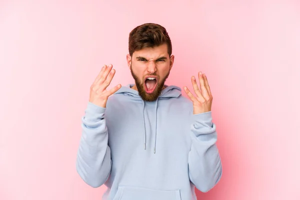 Joven Hombre Caucásico Aislado Sobre Fondo Rosa Gritando Rabia — Foto de Stock