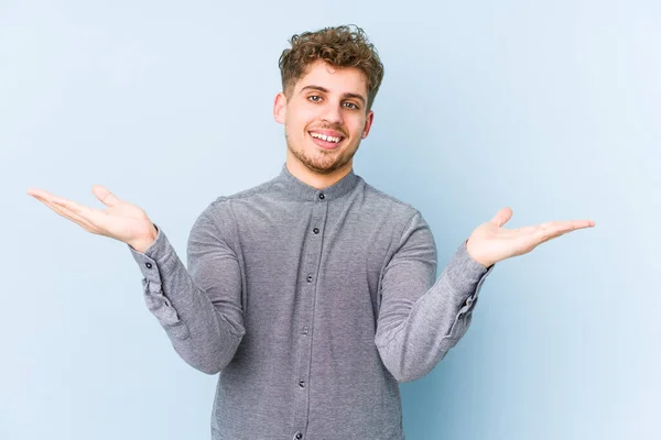 Ung Blond Lockigt Hår Kaukasier Man Isolerad Gör Skala Med — Stockfoto