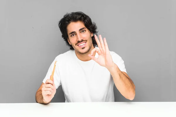 Νεαρός Άνδρας Κρατώντας Μια Οδοντόβουρτσα Χαρούμενη Και Αυτοπεποίθηση Δείχνει Χειρονομία — Φωτογραφία Αρχείου