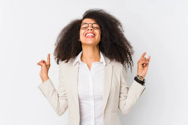 Ung Afrikansk Amerikansk Affärskvinna Visar Rock Gest Med Fingrar — Stockfoto