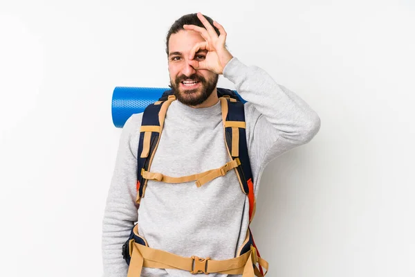 Ung Backpacker Man Isolerad Vit Bakgrund Upphetsad Hålla Gest Ögat — Stockfoto