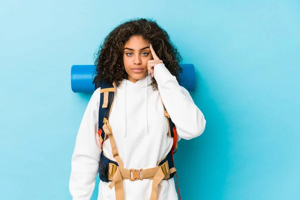 Ung Afrikansk Amerikansk Backpacker Kvinna Pekar Tempel Med Finger Tänker — Stockfoto