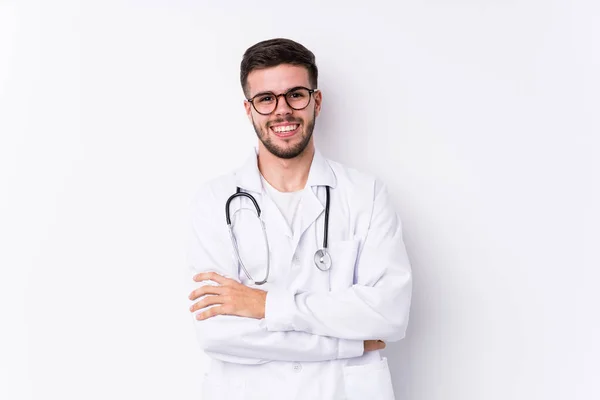 Νεαρός Καυκάσιος Γιατρός Άνδρας Απομονωμένος Γελώντας Και Διασκεδάζοντας — Φωτογραφία Αρχείου