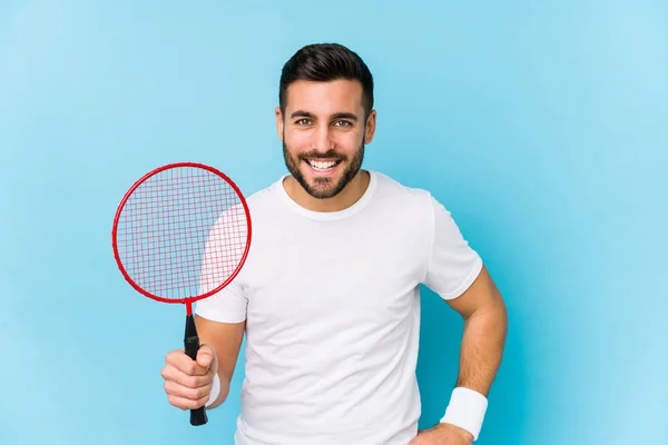 Jovem Homem Bonito Jogando Badminton Isolado Rindo Divertindo — Fotografia de Stock