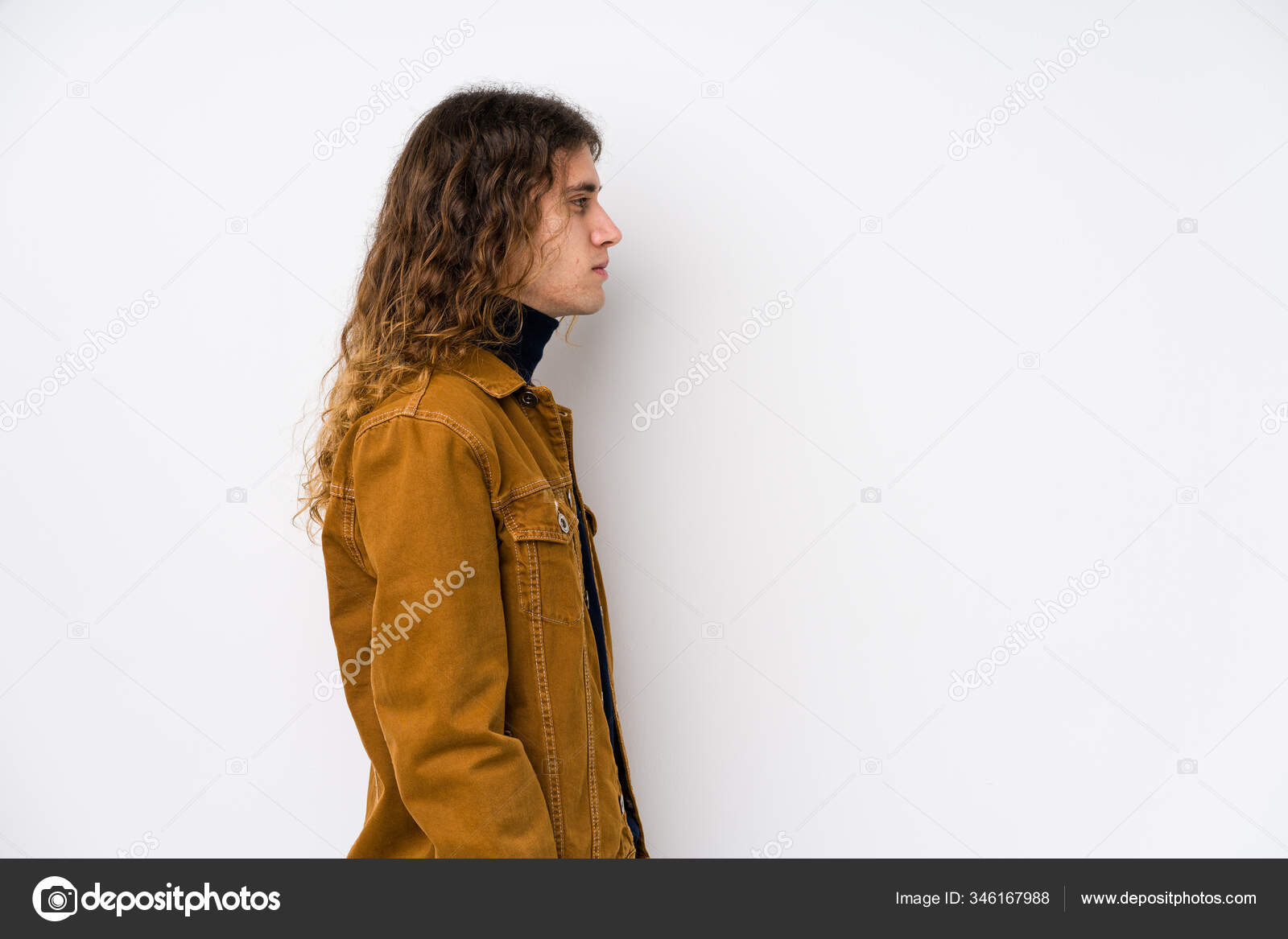 Cabello Largo Hombre Posando Aislado Mirando Hacia Izquierda Lado