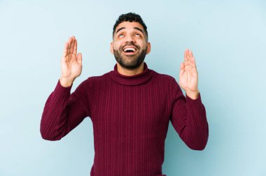 Genç, melez Arap bir adam gökyüzüne haykırıyor, bakıyor, hayal kırıklığına uğruyor..