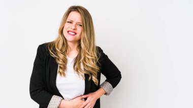 Beyaz arka planda soyutlanmış beyaz iş kadını beyaz tenli genç beyaz kadın karaciğer ağrısı çeken, karnı ağrıyan kadın..