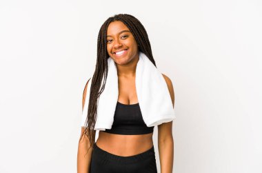 Genç Afro-Amerikan spor kadını mutlu, güler yüzlü ve neşeli.