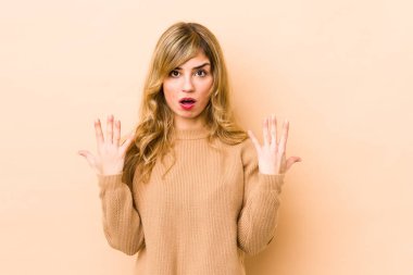 Sarışın, beyaz bir kadın on numarayı elleriyle gösteriyor..