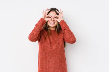 Yalnız poz veren beyaz bir kadın.