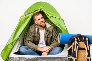 Sunbae, beyaz arka planda izole edilmiş bir çadırın içinde amaçlara ve amaçlara ulaşma hayali kuruyor.
