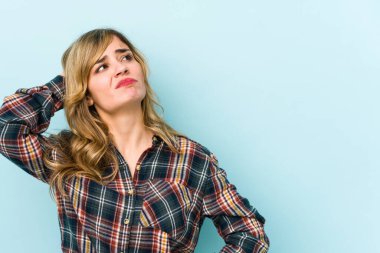 Sarışın, beyaz, yorgun ve uykulu bir kadın ellerini başının üstüne koyuyor..