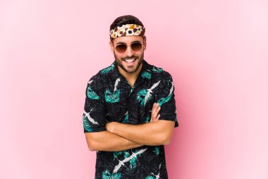 Genç hippi adam gülüyor ve eğleniyor..