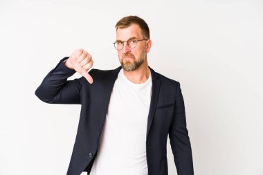 Üst düzey bir iş adamı beyaz arka planda izole edilmiş, hoşlanmadığı bir hareket gösteriyor, kabul etmiyor. Anlaşmazlık konsepti.