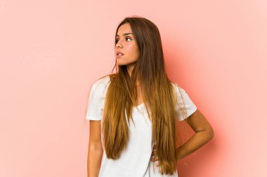 Güzellik yapan genç beyaz kadın yalnız poz veriyor.