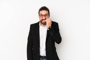 Beyaz arka planda izole edilmiş, tırnak yiyen, gergin ve endişeli genç beyaz bir iş adamı..