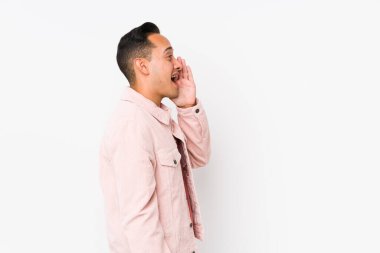 Genç latin adam yalnız poz veriyor bağırıyor ve avuç içini açık tutuyor..