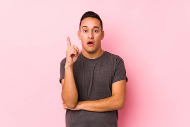 Pembe arka planda poz veren Latin bir adamın harika bir fikri var, yaratıcılık kavramı..