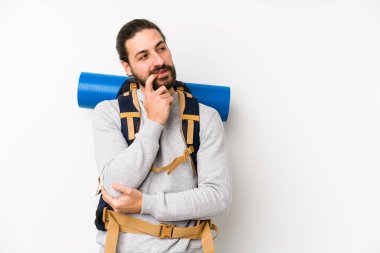 Beyaz bir arka planda izole edilmiş genç bir sırt çantalı. Bir şeyin fotokopi alanına baktığını düşünerek rahatlamış..