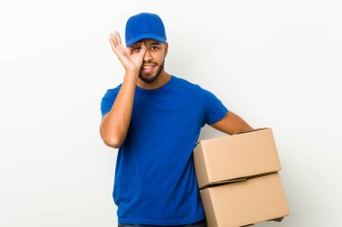 Genç Güney Asyalı teslimatçı heyecanlandı..