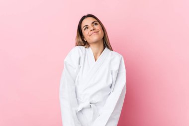 Hedeflerine ve amaçlarına ulaşmayı hayal eden genç karateci kadın.